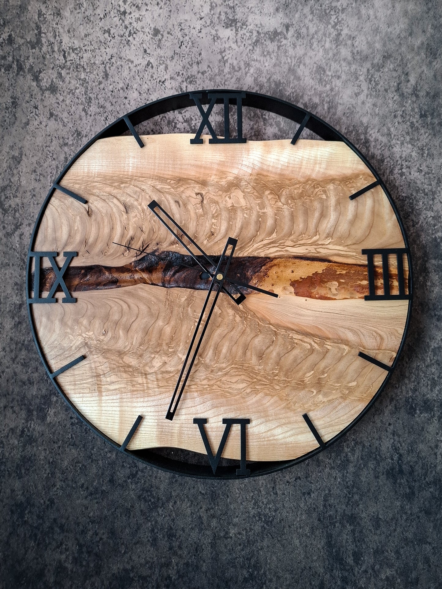 Handgemachte Wanduhr aus Naturholz mit römischen Ziffern